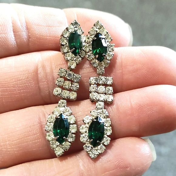 VINTAGE RHINESTONE AND FAUX EMERALD SILVER-TONE DROP DANGLE POST 2" EARRINGS - Picture 4 of 9